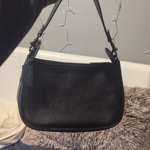 Elegant Coach Black Leather Shoulder Bag